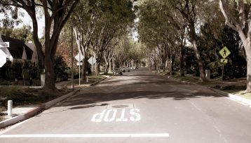 Los Angeles, CA – SUV Crashes Into Pole at Sherman Way & Reseda Blvd, Injuries Reported